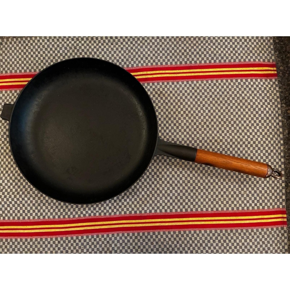 Le Creuset Enzo Mari Mama Skillet Black Cast Iron Wood Handle 26 cm - Picture 2 of 6